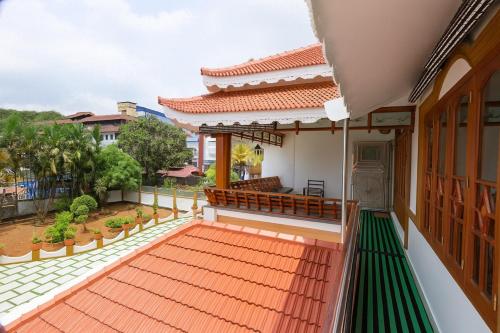 Luxury Oasis 3BR AC Villa- Garden & Balcony Lounge in Valikunama