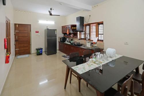 Luxury Oasis 3BR AC Villa- Garden & Balcony Lounge in Valikunama
