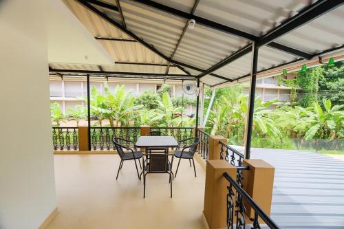 Luxury Oasis 3BR AC Villa- Garden & Balcony Lounge in Valikunama