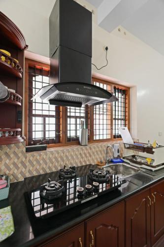 Luxury Oasis 3BR AC Villa- Garden & Balcony Lounge in Valikunama