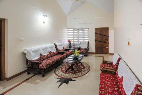 Luxury Oasis 3BR AC Villa- Garden & Balcony Lounge in Valikunama