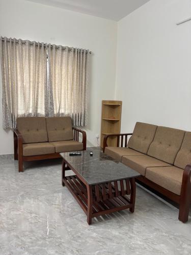 Laasya Homes YK2 - Family friendly stays in Jeppinamogaru