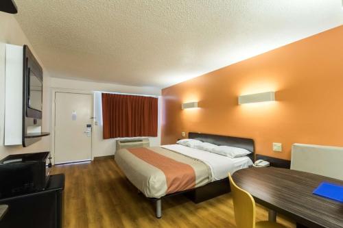 Motel 6-Crawfordsville, IN Set in a prime location of Crawfordsville (IN), Motel 6 Crawfordsville puts everything the city has to offer just outside your doorstep. The hotel offers a wide range of amenities and perks to ensure 