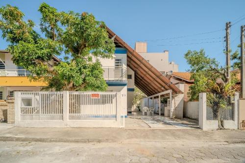 Casa com 02 quartos 150m da praia – khách sạn tại Morrinhos