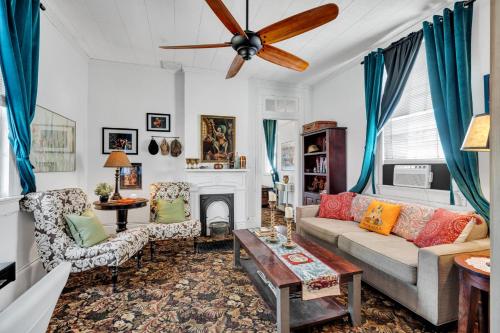 Bright cottage w gardens & bayou-style porch – khách sạn tại Bywater