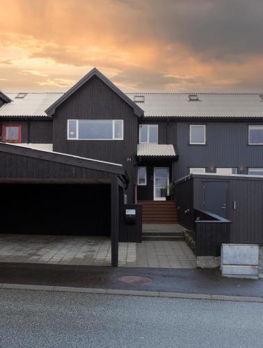 נוף חוץ, goldcrest - 3 br apartment - good view - city life in Hoyvík