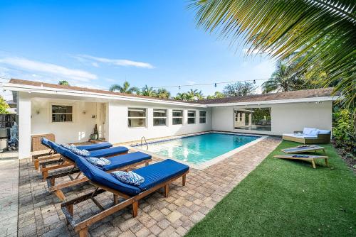 Backyard Oasis with Pool & Games – khách sạn tại Lake Worth