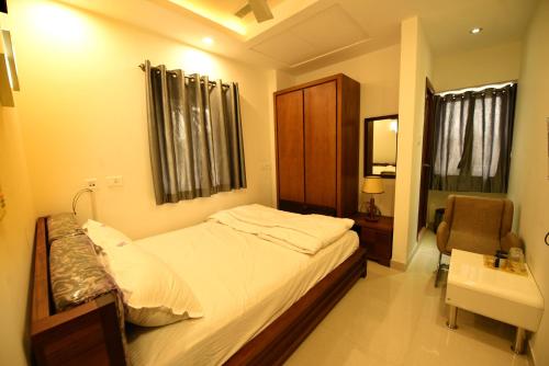 Sky Residency Ideally located in the Airport Area area, Sky Residency promises a relaxing and wonderful visit. The property features a wide range of facilities to make your stay a pleasant experience. Service-minde