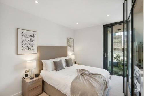 Large Studio Balcony Spa Gym Pool Sauna Roof Bar, London