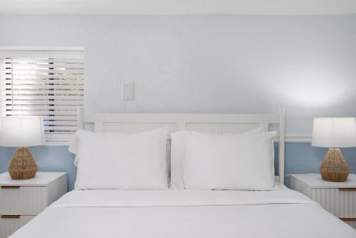 1 queen bed, 1 futon bed