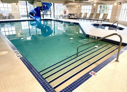 Holiday Inn Express Airdrie By IHG - 수영장