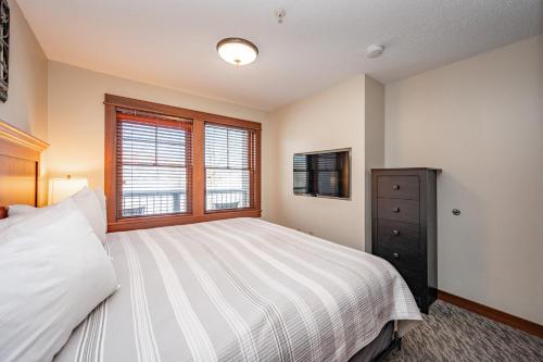 A205 One Bedroom Lake View in Oakland, USA