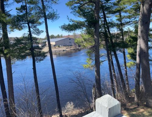 陽台/露台, 米爾福德河濱汽車旅館 (Milford Motel On the River) in 米爾福德 (ME)