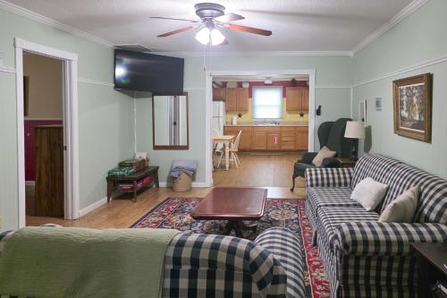 Walk to Nauvoo Temple Remodeled Family Apartment in Nauvoo (IL)