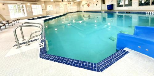 Holiday Inn Express Airdrie By IHG - 수영장