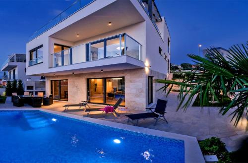 Villa TATJANA SOL with a pool, hot tub, gym – khách sạn tại Razanj
