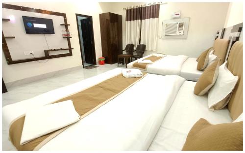 A Family Friendly Place - Dev Palace ! near Prem mandir & main places - Fully Air Conditioned Rooms - Vrindavan