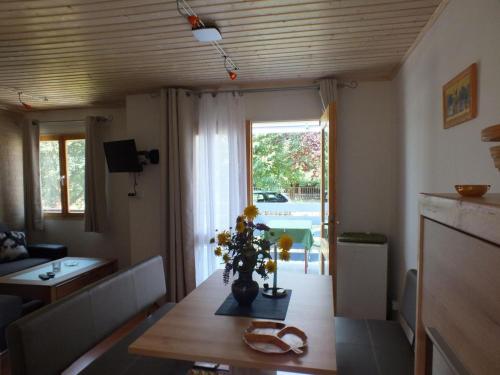 Holiday Home Freistehendes Ferienhaus beim Wellnessbad mit eingezauntem Garten und Terrasse by Inter in Dombovar