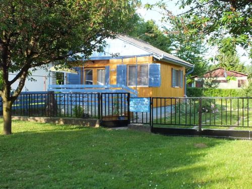 Holiday Home Freistehendes Ferienhaus beim Wellnessbad mit eingezauntem Garten und Terrasse by Inter in Dombovar
