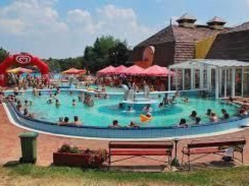 Holiday Home Freistehendes Ferienhaus beim Wellnessbad mit eingezauntem Garten und Terrasse by Inter in Dombovar