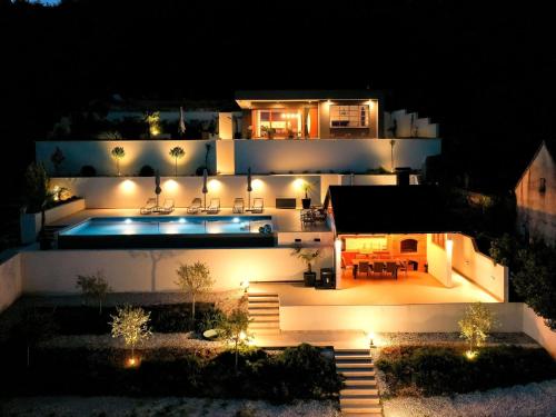 Holiday Home Luxury Villa Dobri Dida by Interhome in Donji Vinjani
