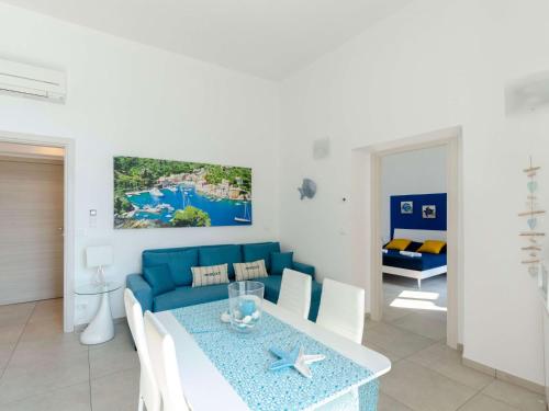 Apartment Wohnung mit Meerblick und privater Garage by Interhome