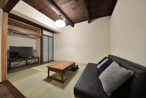 Two-Bedroom Townhouse East image 9
