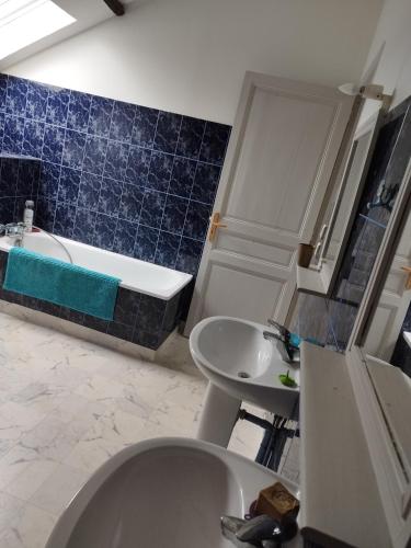 Pause à la campagne au grand air des Pyrénées (Pause a la campagne au grand air des Pyrenees) in 聖拉里布讓