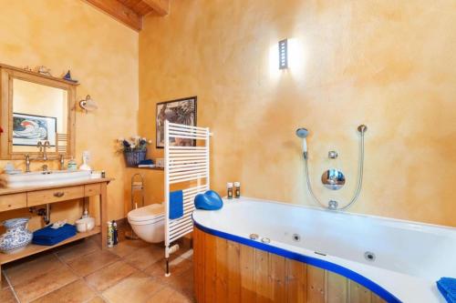 Historische Scheune mit Whirlpool in Hennef
