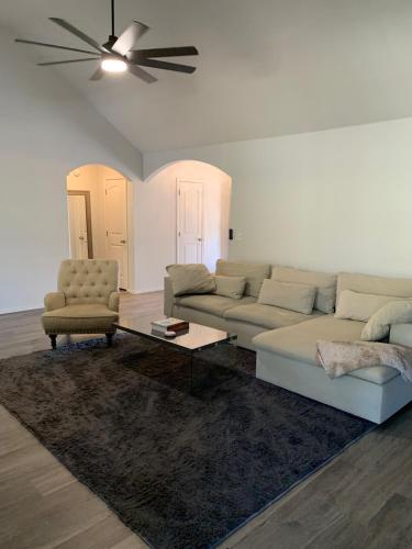 Spacious 3BR Home Fast Wifi 7 min From Downtown – khách sạn tại Gilcrease Hills
