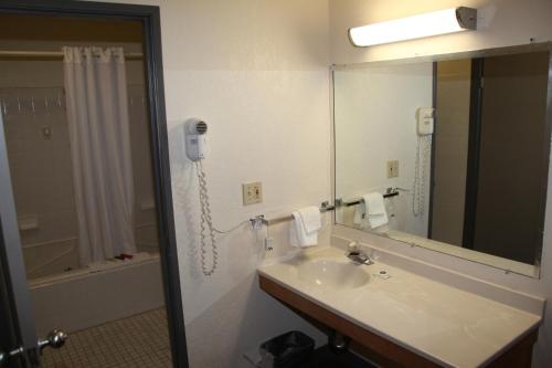 Americas Best Value Inn Sault Ste. Marie - image 8