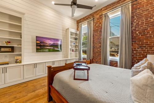 Modern 3BR Condo Walk to Downtown and UT Parking - image 3