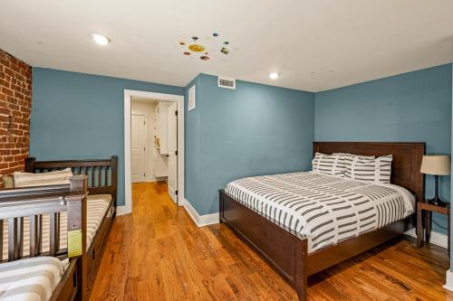 Modern 3BR Condo Walk to Downtown and UT Parking - image 13