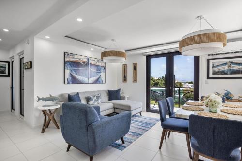 Вітальня, Casa Blue Laguna II |"Tropical Escape with Ocean Views I Steps to Bio Bay & Seven Seas I Guest Disco in Фахардо