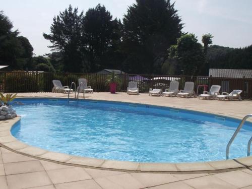 Chalet avec Terrasse pour 6 personnes à Bieuzy - API-1-52-1303 (Chalet avec Terrasse pour 6 personnes a Bieuzy - API-1-52-1303) in 普呂梅利歐