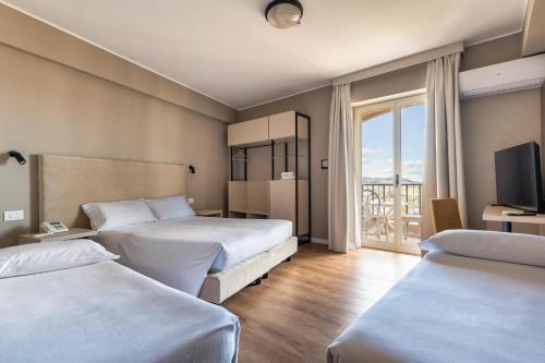 1 king bed, 2 twin beds