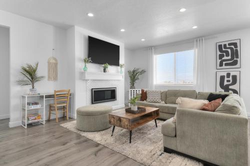 . Serene New Lake Point Home with Views