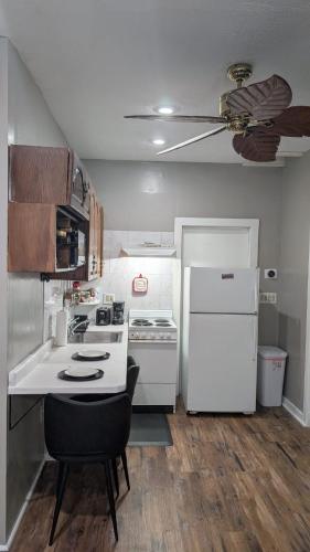廚房, Private, Spacious & Comfy 1 bedroom Entire Suite With Separate Entry & Free Parking in 蘭多夫