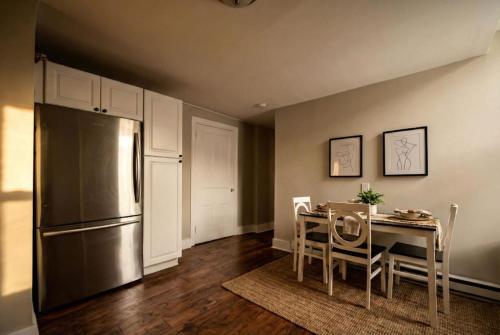 Park Place- cozy modern space fully updated fast WiFi good coffee and easy parking - main image