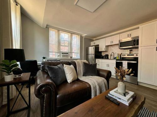 The Grayson at Park Place- cozy and fully updated with King bed free coffee and fast WIFI - image 2