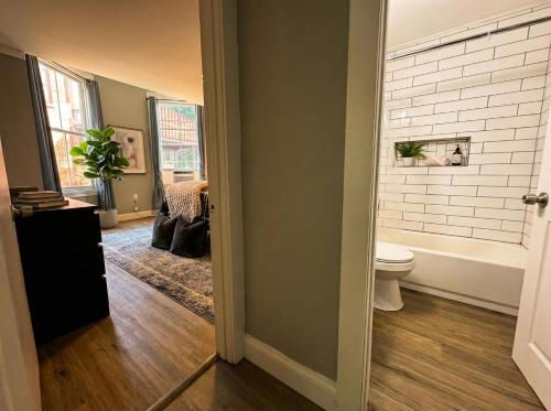 The Grayson at Park Place- cozy and fully updated with King bed free coffee and fast WIFI - image 6