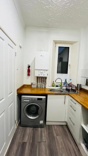 Entire Budget Friendly Apartment with Free Parking & Self Check-In in Cowdenbeath