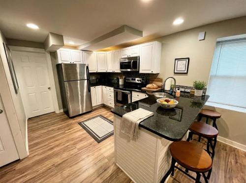 Boardwalk- large modern unit with King bed fast WIFI free coffee and easy parking - image 8