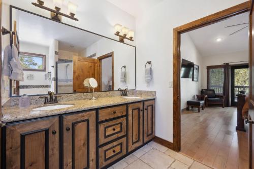 Large Family Cabin minutes from Zion National Park - image 8