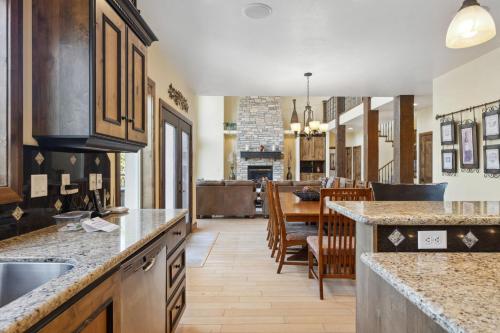 Large Family Cabin minutes from Zion National Park - main image