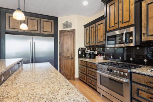 Large Family Cabin minutes from Zion National Park - image 11