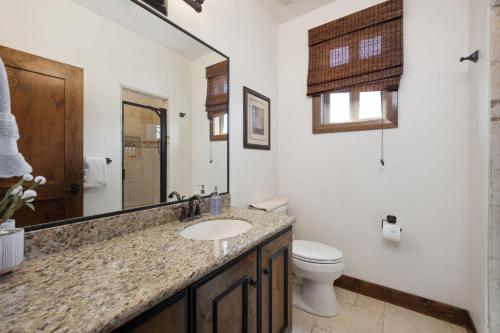 Large Family Cabin minutes from Zion National Park - image 6