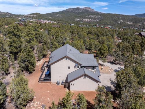 Large Family Cabin minutes from Zion National Park - image 12