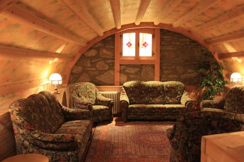ห้องส่วนกลางสำหรับนั่งเล่น/ดูทีวี, Hotel Ottoz Meuble in โคอุรมาเยอูร