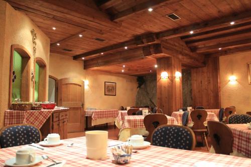 ห้องอาหาร, Hotel Ottoz Meuble in โคอุรมาเยอูร